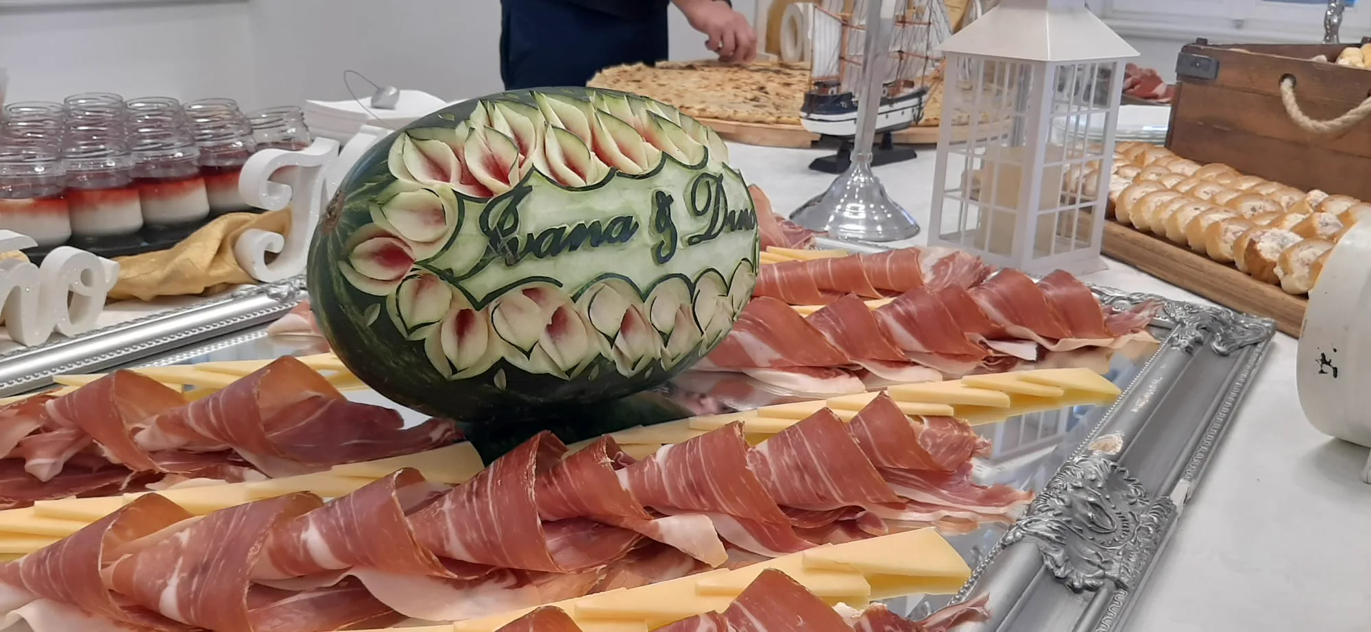 Rezbarena lubenica s pršutom